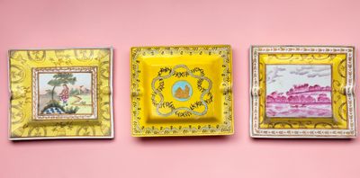 trois assiettes jaunes et dorées ornées de motifs sur fond rose