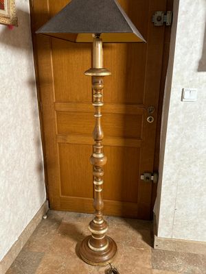 une lampe posée par terre près d'une porte