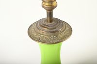 Paire de lampes en opaline verte, monture en bronze ciselé e… (photo 4)