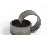 une bague posée sur une table