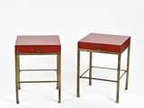 paire de tables d'appoint en laiton et cuir rouge, avec tiroirs