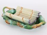 une assiette verte et blanche sur laquelle est disposé un bouquet d'asperges