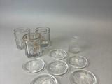 six verres posés les uns à côté des autres sur une table