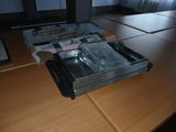 une boîte de nourriture posée sur une table près d'une fenêtre