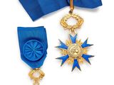 deux médailles et un ruban bleu sur fond blanc