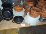 de nombreuses casseroles et poêles posées sur une table