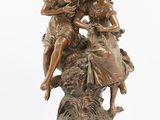 statue en bronze représentant deux femmes assises sur un rocher