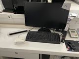 un bureau d'ordinateur équipé d'un clavier et d'un écran