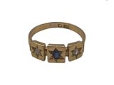 un gros plan d'une bague en or ornée d'une étoile