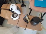 une table sur laquelle se trouvent une cafetière et une théière