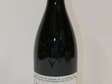 une bouteille de vin posée sur une table
