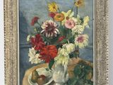 une peinture à l'huile représentant un vase de fleurs et de fruits sur une table