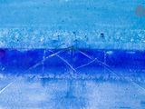 une peinture représentant une peinture bleue et blanche accrochée à un mur