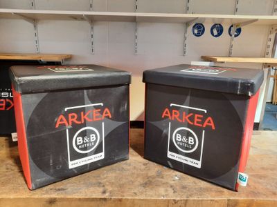 deux boîtes posées sur une table en bois