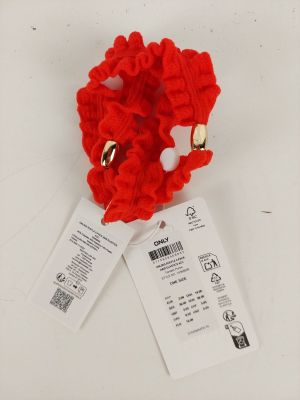 un scrune rouge auquel est attachée une étiquette