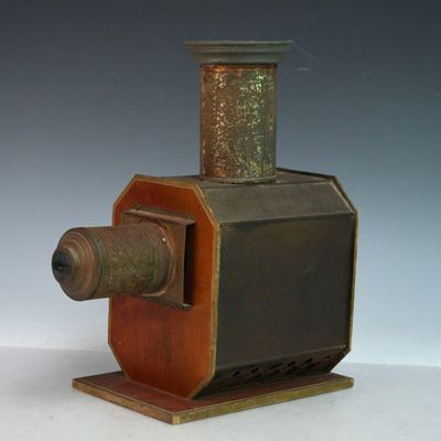 un petit objet métallique posé sur un socle en bois