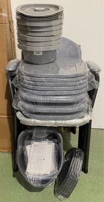 une pile d'assiettes et de bols en plastique posée sur un chariot