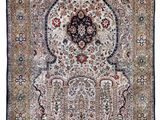 un tapis persan antique avec un motif floral sur fond blanc