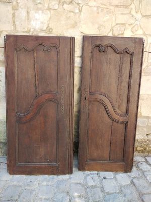 paire de portes-fenêtres anciennes avec des panneaux en bois sculpté