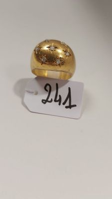 Gros plan sur une bague en or ornée de diamants