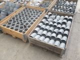 des tuyaux métalliques de différentes tailles et formes, conditionnés dans des cartons