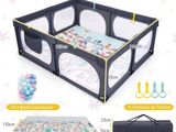 un parc pour bébé avec des jouets et des accessoires pour le bébé