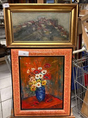un tableau représentant des fleurs dans un vase bleu posé sur une table rouge