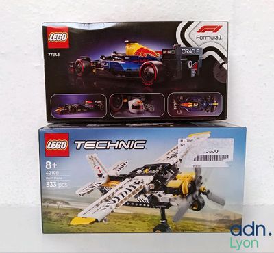 deux boîtes de Lego Technic posées sur une table