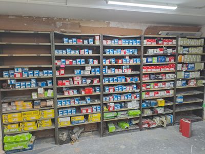 de nombreuses étagères dans le magasin qui contiennent différents articles