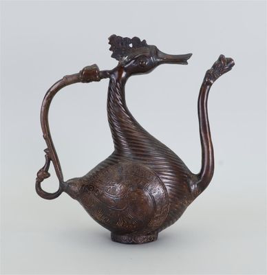 une image représentant une théière en bronze sur laquelle est représenté un oiseau au niveau de la poignée