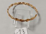 gros plan d'une bague en or sur une surface blanche