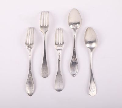 un ensemble de cinq fourchettes et cuillères posées sur un fond blanc