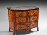 une commode ancienne avec dessus en marbre