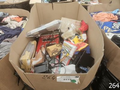 une boîte en carton remplie d'objets divers dans une pièce