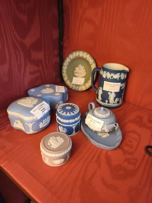 beaucoup de vaisselle et de tasses bleues et blanches sur la table