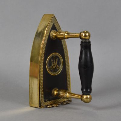 FER A REPASSER à lingot, corps en laiton et acier noirci à décor de fl - Photo 1