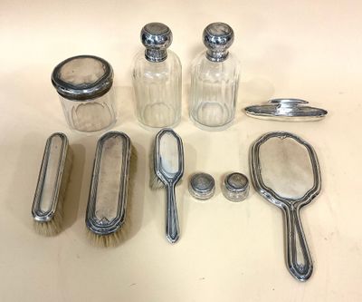beaucoup de cuillères en argent et d'autres objets en argent sur une table
