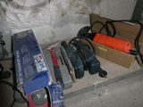 une boîte à outils posée par terre à côté d'une boîte de câbles