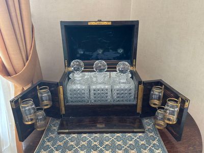 Des bouteilles et des verres sont posés sur une table dans une pièce.