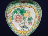 une image représentant un vase orné d'un oiseau et de fleurs