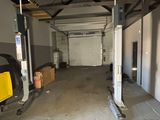 un garage dans lequel est garée une voiture