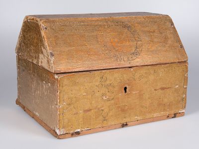 une vieille boîte en bois posée sur une surface blanche