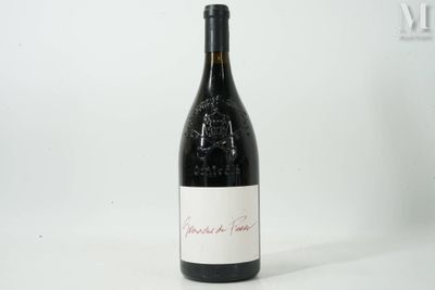 la bouteille de vin rouge est posée sur la table