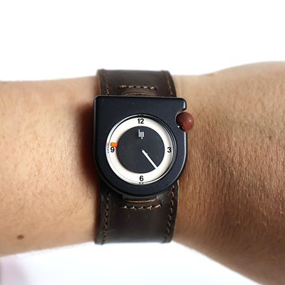 une montre noire et blanche au poignet d'un homme