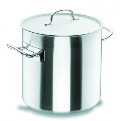 une grande casserole avec un couvercle, sur fond blanc