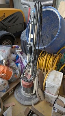 un tas de bric-à-brac posé sur une table