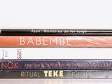 trois livres empilés sur une table