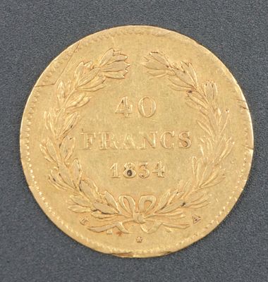 Gros plan sur une pièce d'or ornée d'une couronne.