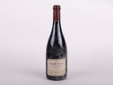 la bouteille de vin rouge est posée sur la table