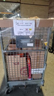un chariot de magasin rempli de cartons dans un entrepôt